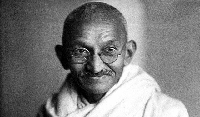 Mahatma Gandhi conduce protestas en la India
