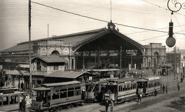 Los primeros tranvías eléctricos recorren las calles de Santiago
