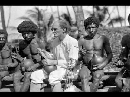 Malinowski acuña para si, el termino de “antropología práctica" y justifica  la explotación nativa, so pretexto del desarrollo social y económico, instrumentalizando la ciencia como herramienta a favor de los explotadores