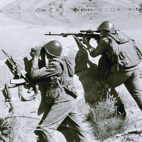 Sovjetsoldater krysser grensen til Norge