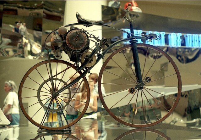 Nace la primer motocicleta