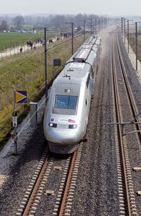El tren francés TGV (tren a gran velocidad) establece un récord mundial al alcanzar 380 km/hr