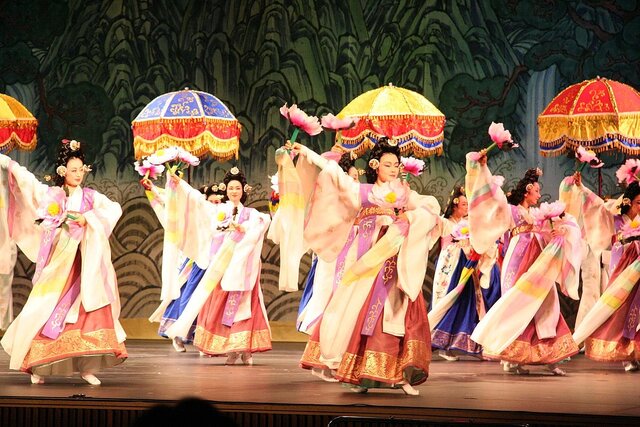 Changguk becomes popular.