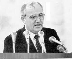 Asume Mijail Gorbachov