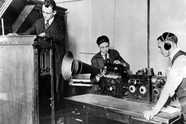 The first radio station broadcasts in Greece from Thessaloniki.