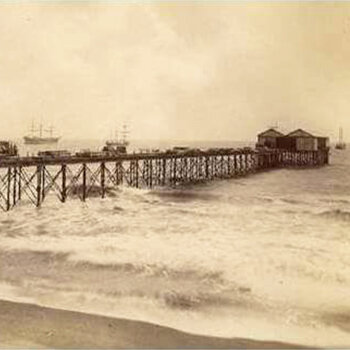 Inauguración del muelle del puerto de San José, mejorando el comercio nacional.