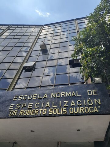 En 1943, se fundó la Escuela Normal de Especialización (ENE), de la Ciudad de México, la primera institución formadora de maestros de Educación Especial en México y Latinoamérica.