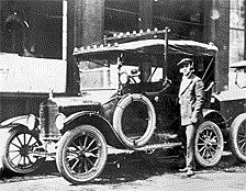 Primer sistema de radio comunicación, montando móviles Ford T patrulleros