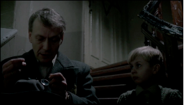 Heinrich erzählt Herrn Silberstein ein Geheimnis