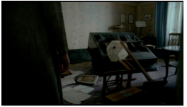 Die Mutter läuft in die Wohnung der Nachbarn