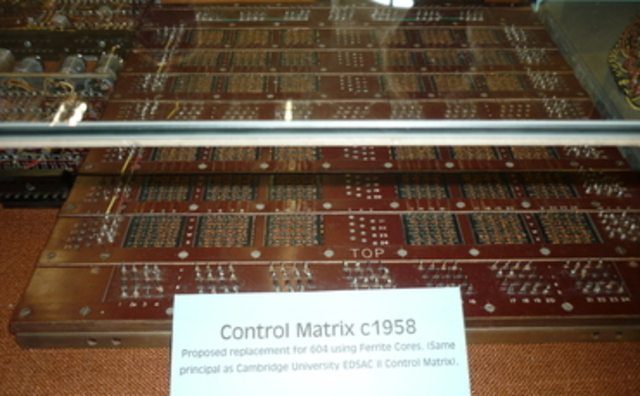 Jay Forrester presenta una patente para la memoria de núcleo matriz.