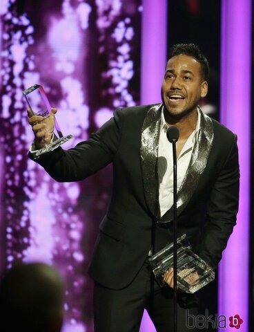 It was nominated for the "Billboard Latin Music Award for Tropical Song of the Year."