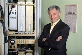 Leonard Kleinrock va publicar el primer document sobre la commutació de paquets.