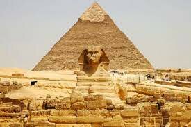 Pirámide y Esfinge de Ginza.