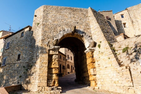 Puerta de la muralla de Volterra