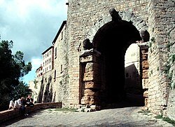 Puerta de la muralla de Volterra
