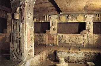 Tumba de los Capiteles de la necrópolis de Banditacci.