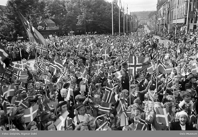 Tyskland overgir seg og krigen ender