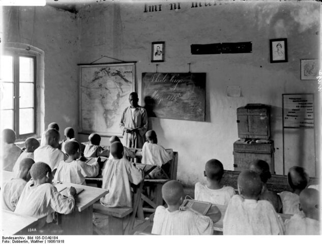 Solo dos de cada  diez mexicanos sabían leer y escribir