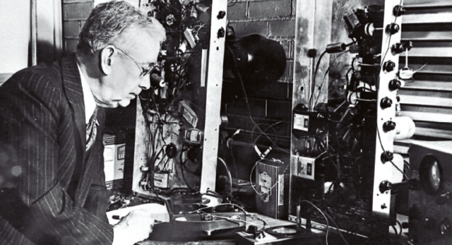 Primera emisión de radio comercial