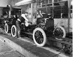 Henry Ford crea la primera linea de ensamblaje de autos de produccion en masa