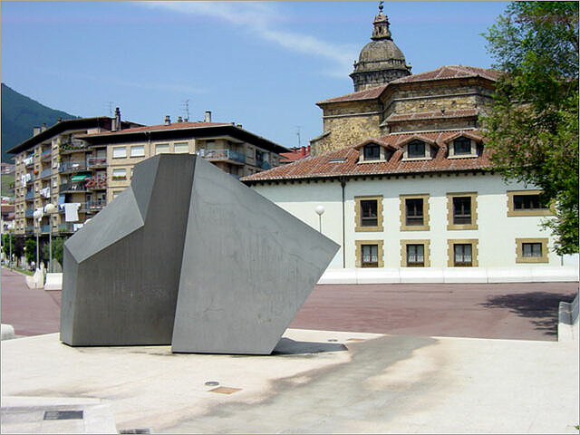 "Itziar" estatua jarri (trincheran)