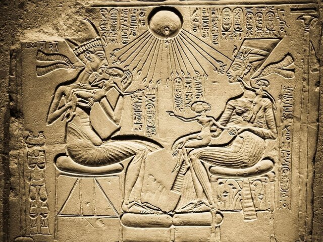 Akhenaton, Nefertiti e tre delle loro figlie