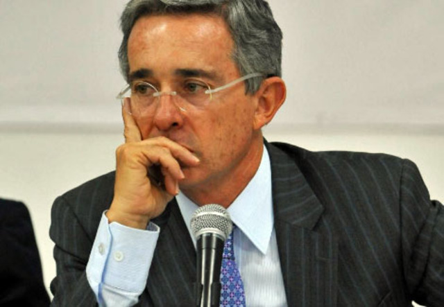 Rechazan segunda reeleccion de Uribe