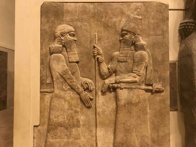 SARGON II E UN DIGNITARIO