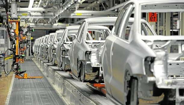 Henry Ford crea la linea de ensamblaje de autos