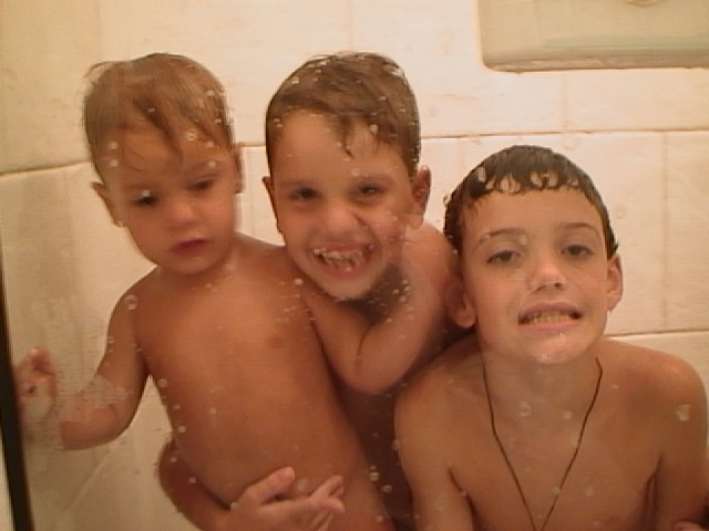 Banho com irmãos