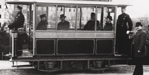 Primer tranvía eléctrico en Berlín por Werner Von Siemens