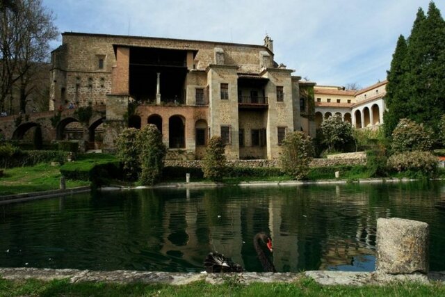 Carlos I abdica en su hijo Felipe y en su hermano Fernando. Se retira al monasterio de Yuste, donde muere 1558