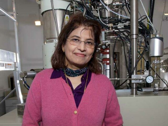 Dame Pratibha Gai inventa el microscopio electrónico de transmisión ambiental de resolución atómica in-situ (ETEM)