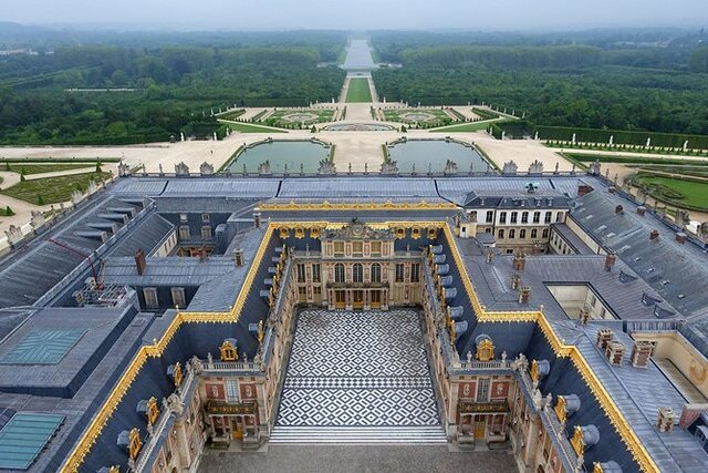 Louis XIV moves the court to Versailles