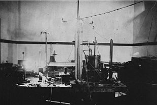 Robert Millikan en su experimento de la gota de aceite muestra que los electrones poseen una carga eléctrica definida y consigue medirla.