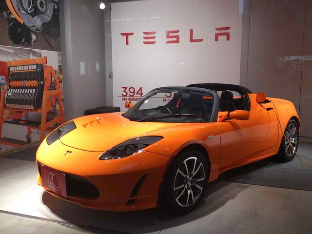 Deliveries of the first Tesla Roadsters take place