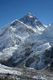 Surge la coordillera del Himalaya (everest)