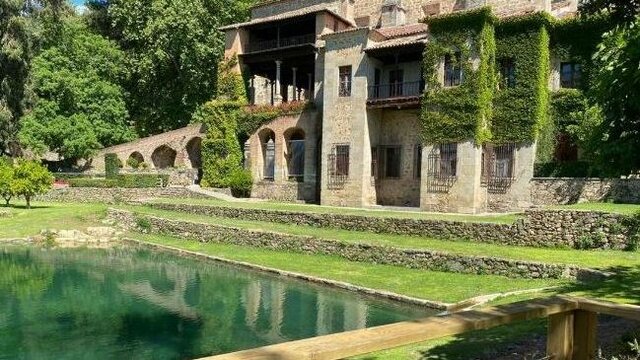 Carlos I abdica en su hijo Felipe y en su hermano Fernando. Se retira al Monasterio de Yuste, donde muere en 1558