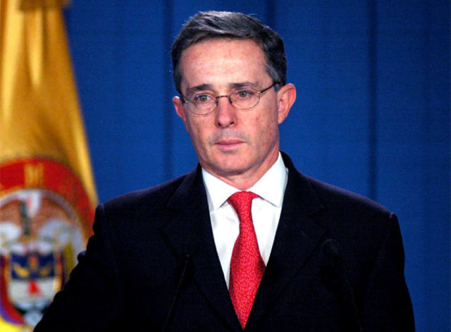 ALVARO URIBE ASUME LA PRESIDENCIA DE COLOMBIA