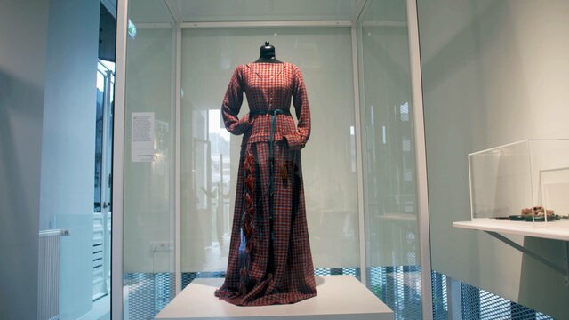 Opgegraven jurk en armbanden uit de IJzertijd.