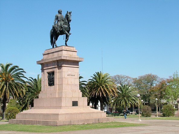 Colocación de un monumento al General José Artigas a caballo en Plaza Artigas.