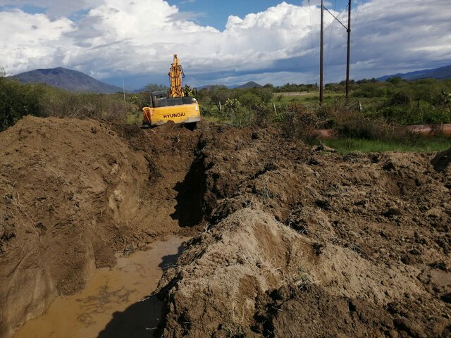 se cruza la maquinaria sobre el tubo de suministro de la laguna de zacoalco