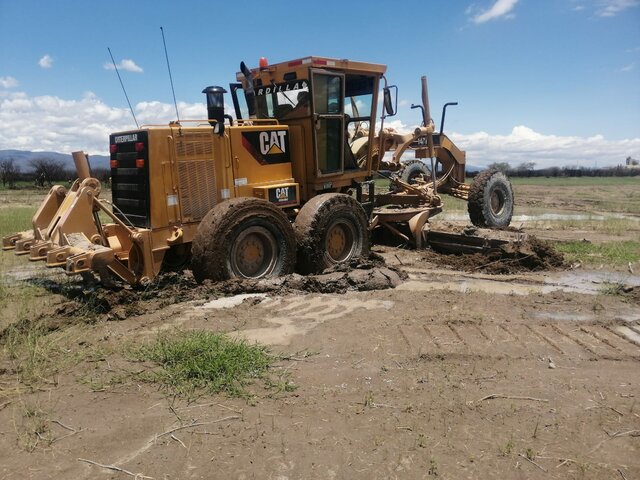 se vuelve a comentar con el ing. Damian que el terreno de la obra no es apto para trabajarse saturado de agua. comenta de nuevo que hay que esperar dias soleados, pero que no retiremos la maquinaria
