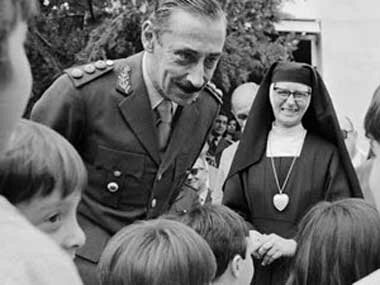 Se establece el Currículum/ Gobierno Militar.