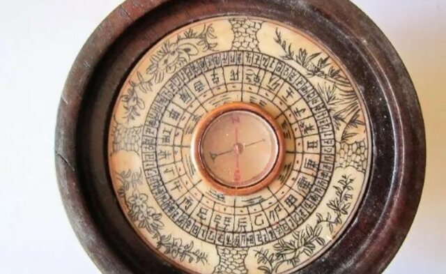 Se inventa la brújula en China.