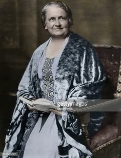 Maria MONTESSORI (1870-1952) “La primera tarea de la educación es agitar la vida, pero dejarla libre para que se desarrolle”
