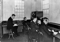 KDKA goes on the air from Pittsburgh