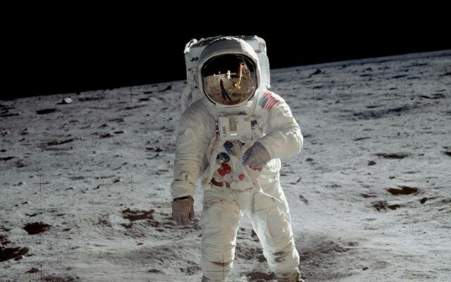 Como parte de la misión Apollo 11 ,Armstrong y Aldrin caminan sobre la Luna.