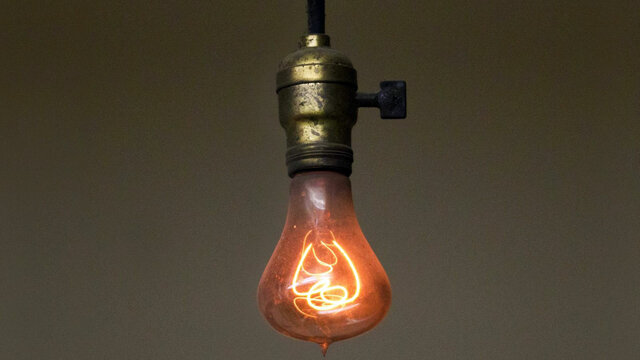 Thomás Alva Edison inventa la bombilla.